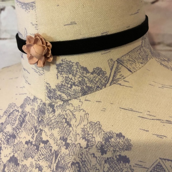 💖 5/$25 | NWT Pretty Pink Flower Choker - Picture 3 of 6